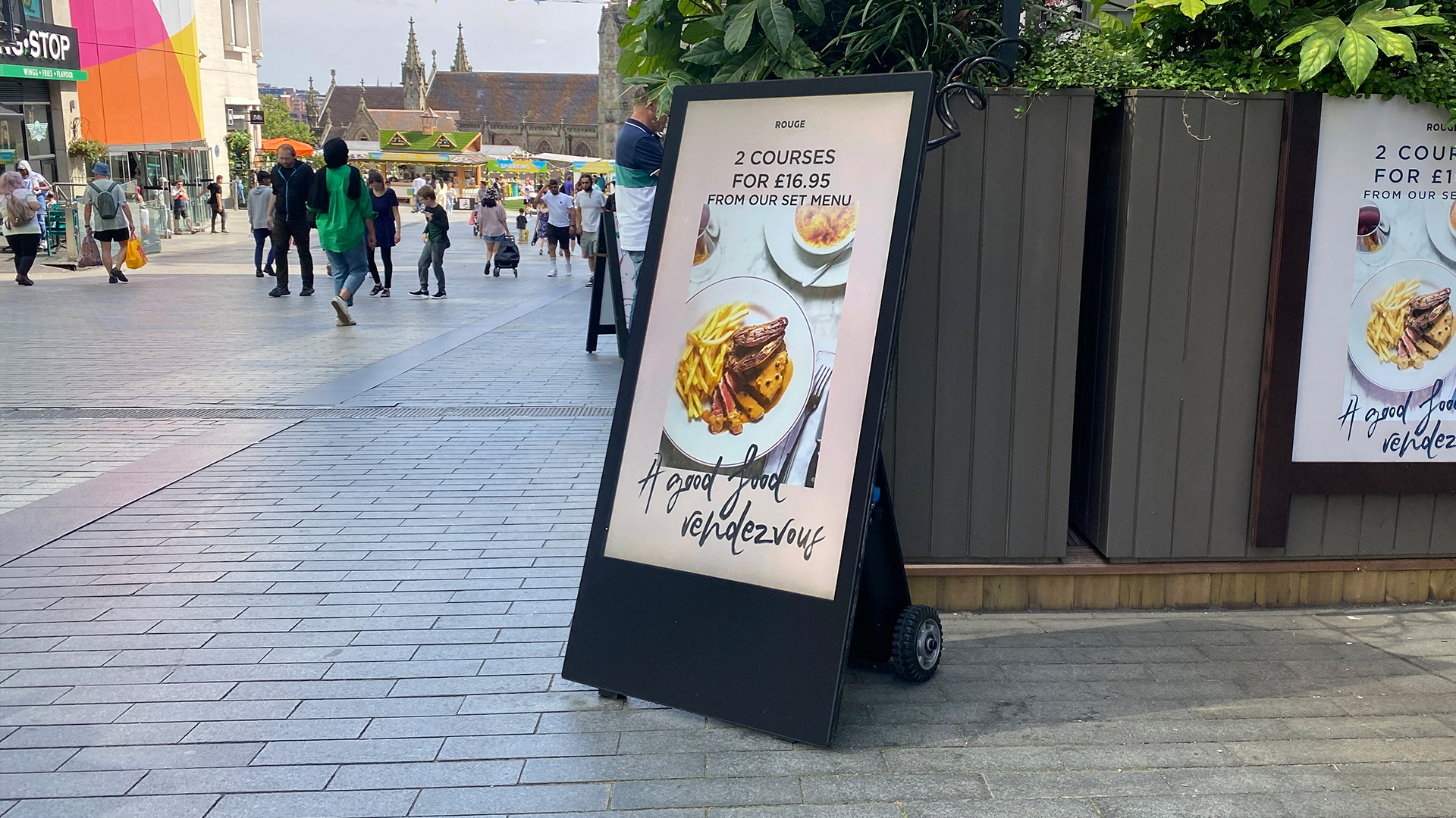 Портативные дисплеи для наружной рекламы: будущее мобильного цифрового маркетинга